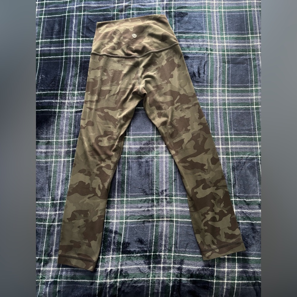Lululemon camo Wunder Under leggings-size 2 - Picture 3 of 7